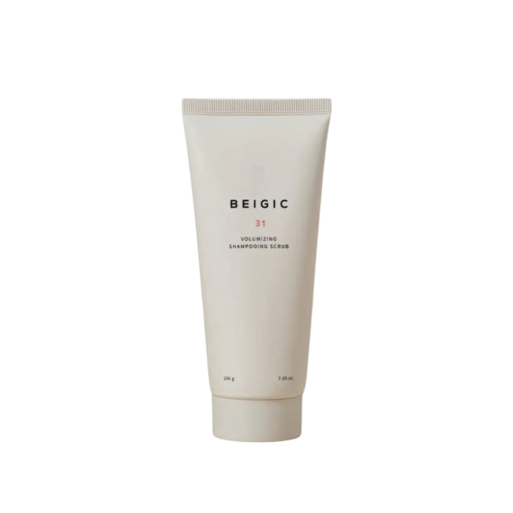 Tube minimaliste et épuré de 200g du Volumizing Shampooing Scrub de BEIGIC, un soin gommage et shampooing détox pour le cuir chevelu.