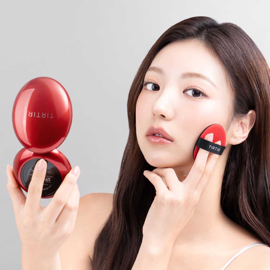 TIRTIR Mask Fit Red Cushion, fond de teint coussin au design élégant d'un rouge flamboyant.