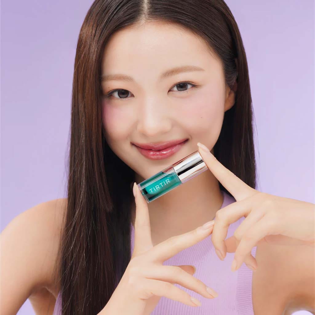 Femme coréenne glamour tenant TIRTIR My Glow Lip Oil, huile à lèvres hydratante et brillante pour une beauté naturelle.