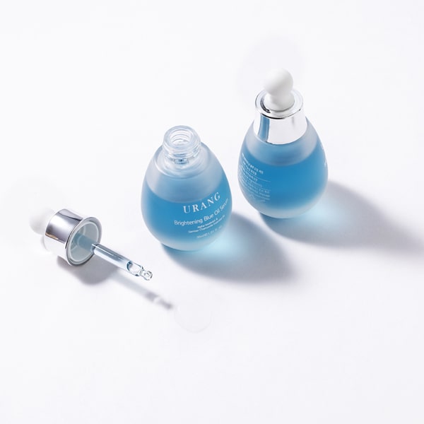 Flacon Brightening Blue Oil serum de la marque cosmétique coréenne URANG, sérum visage éclaircissant aux ingrédients naturels et botaniques 