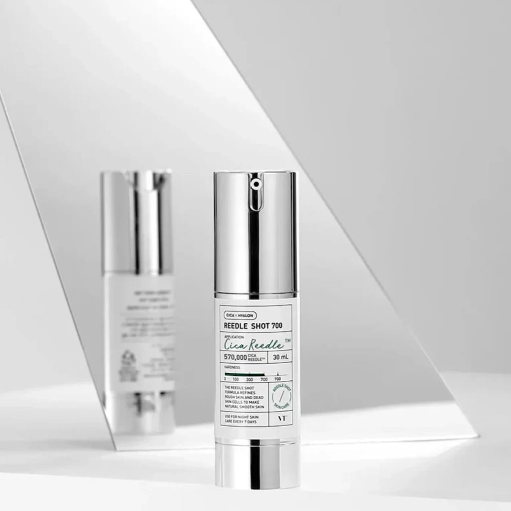 Application du soin booster micro-aiguilles VT COSMETICS sur la peau pour resserrer les pores et lisser le grain.