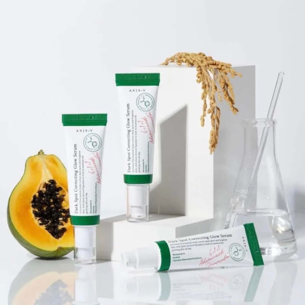 Flacon pompe blanc et vert de 50ml du Dark Spot Correcting Glow Serum d'AXIS-Y, un sérum correcteur à la niacinamide pour l'éclat du teint.