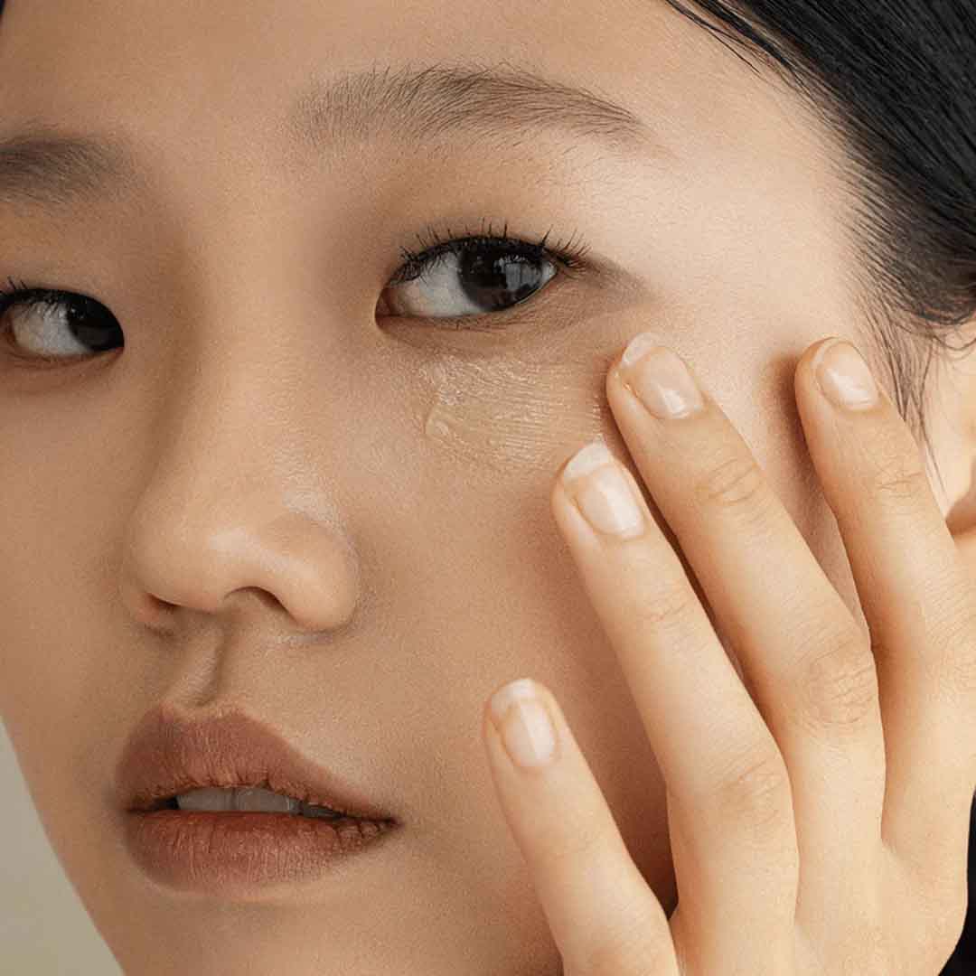 Modèle féminin appliquant du sérum contour des yeux Beauty Of Joseon - Revive Eye Serum Ginseng &amp; Retinal