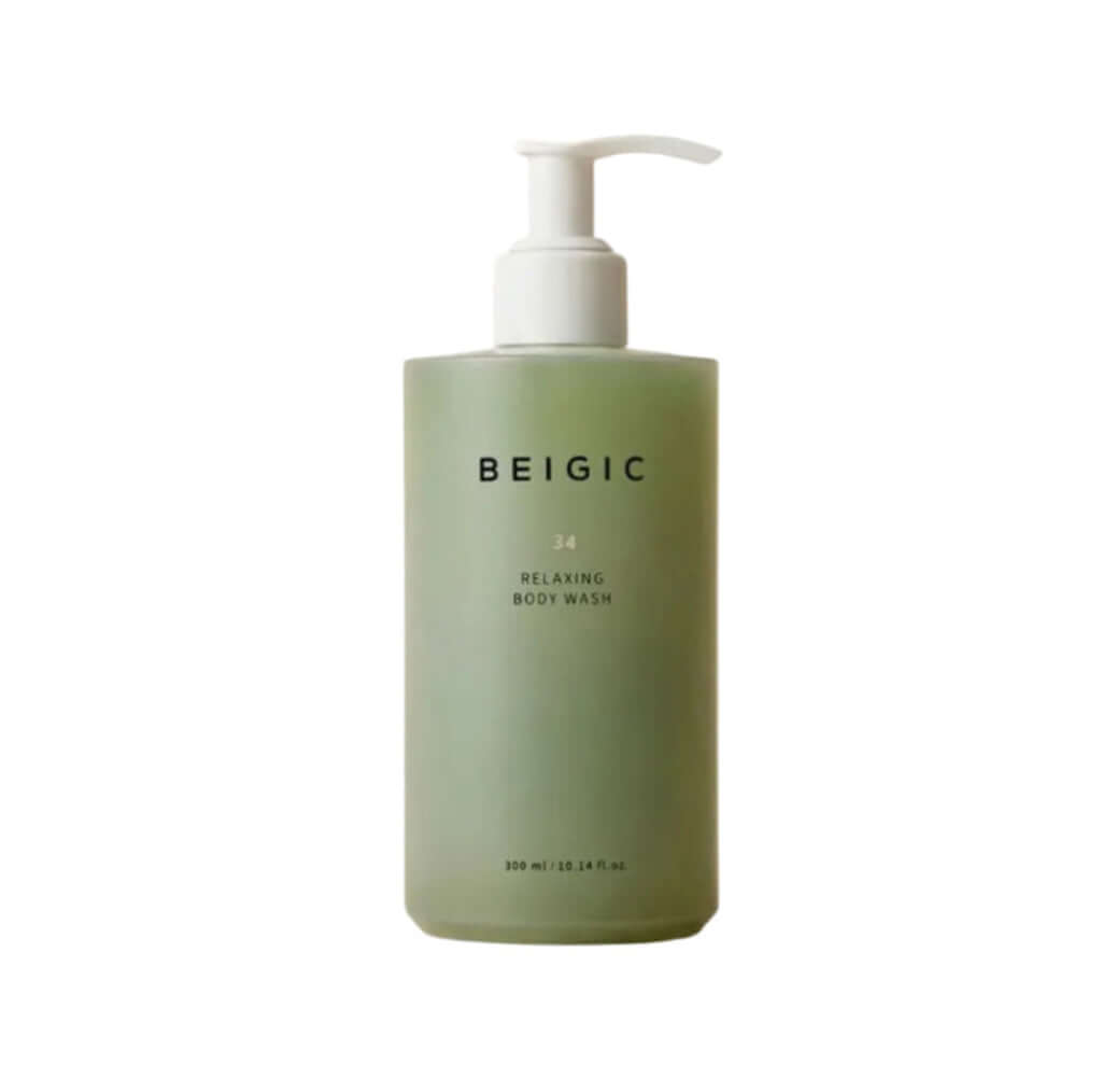 Flacon pompe minimaliste et transparent de 300ml du Relaxing Body Wash de BEIGIC, un gel douche vegan premium couleur ambrée.