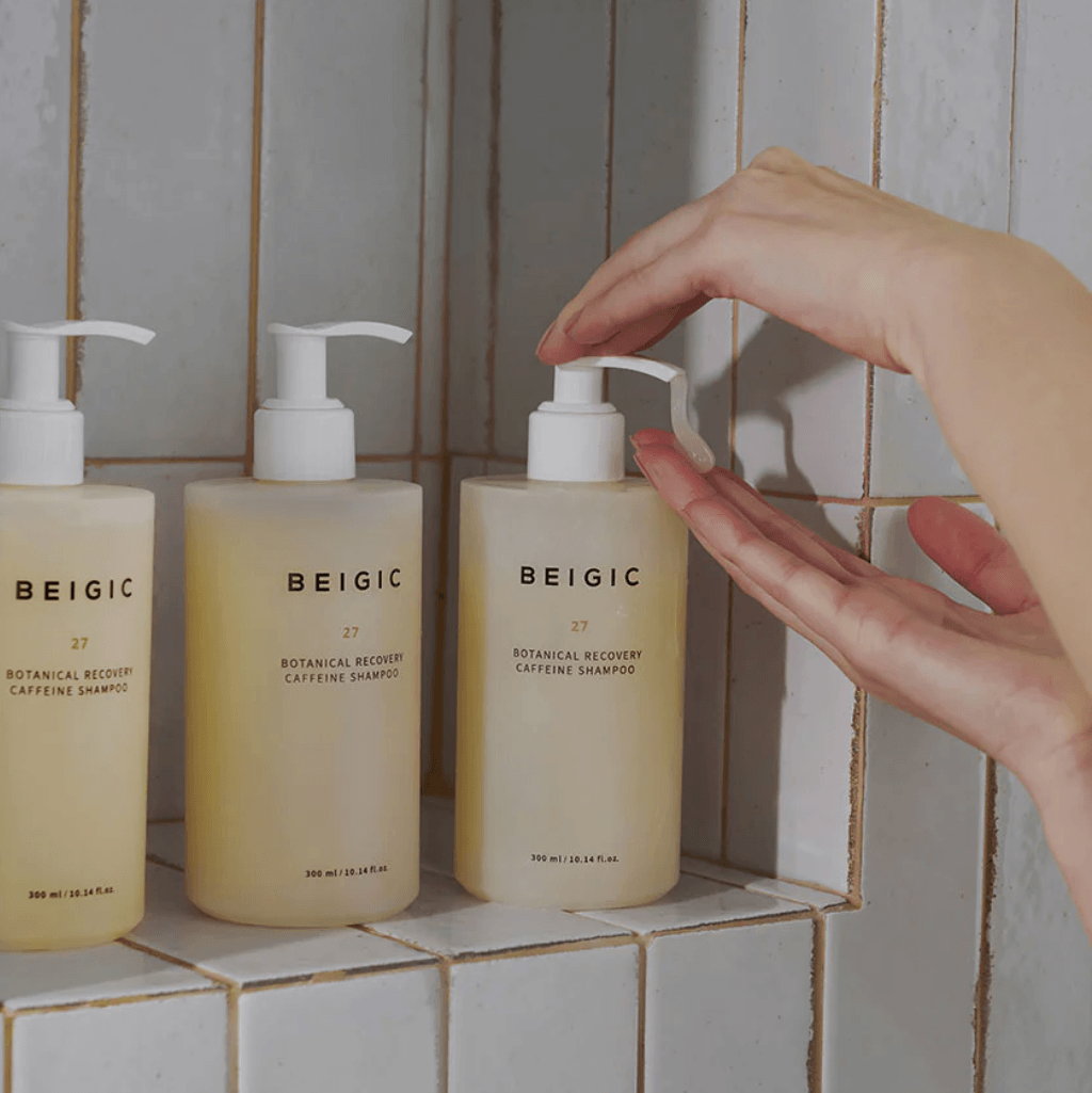 Makroaufnahme der flüssigen und transparenten Textur des BEIGIC Shampoos, das sich in einen weißen, reichen und cremigen Schaum verwandelt, der sanft zum Haar ist.