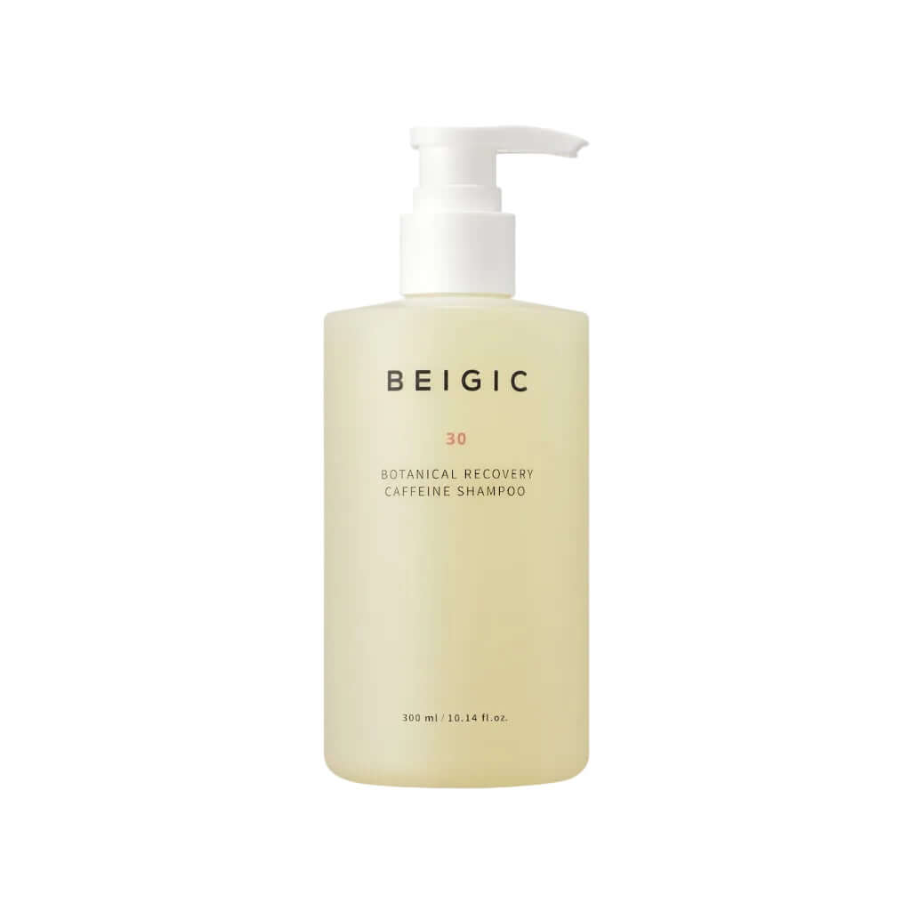 Flacone con pompa minimalista e traslucido da 300ml del Botanical Recovery Caffeine Shampoo di BEIGIC, un trattamento premium anticaduta per capelli.