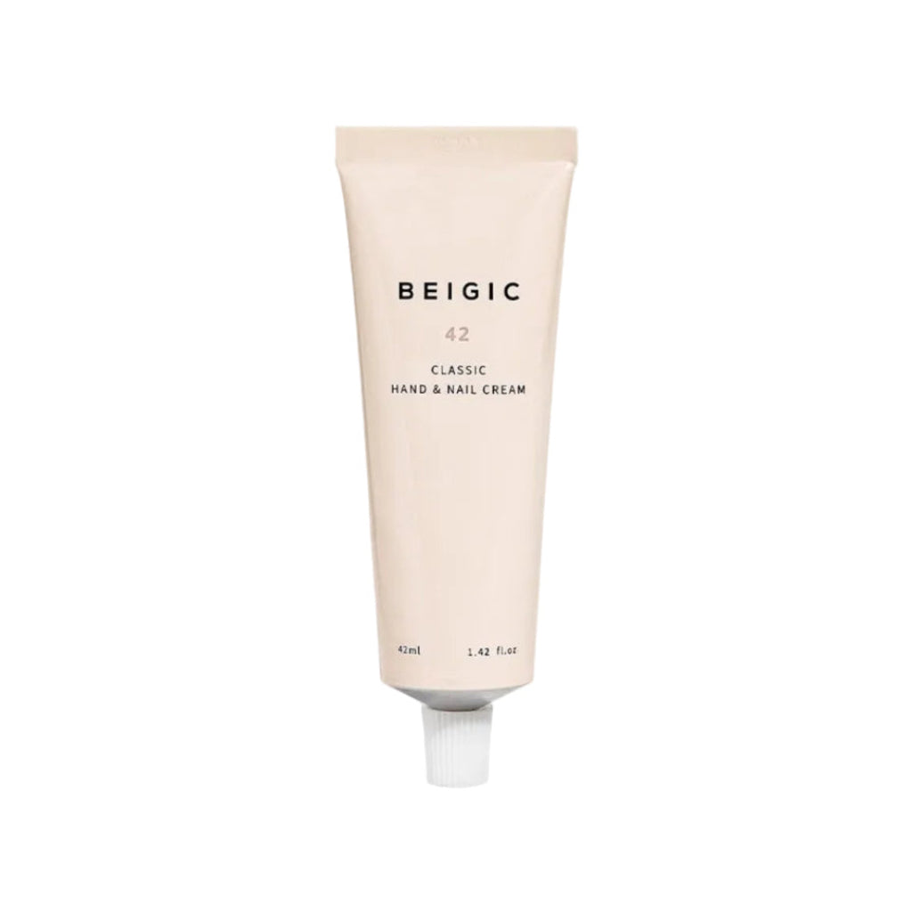 Tube en aluminium minimaliste et élégant de 42ml de la Classic Hand & Nail Cream 42 de BEIGIC, un soin mains et ongles vegan.