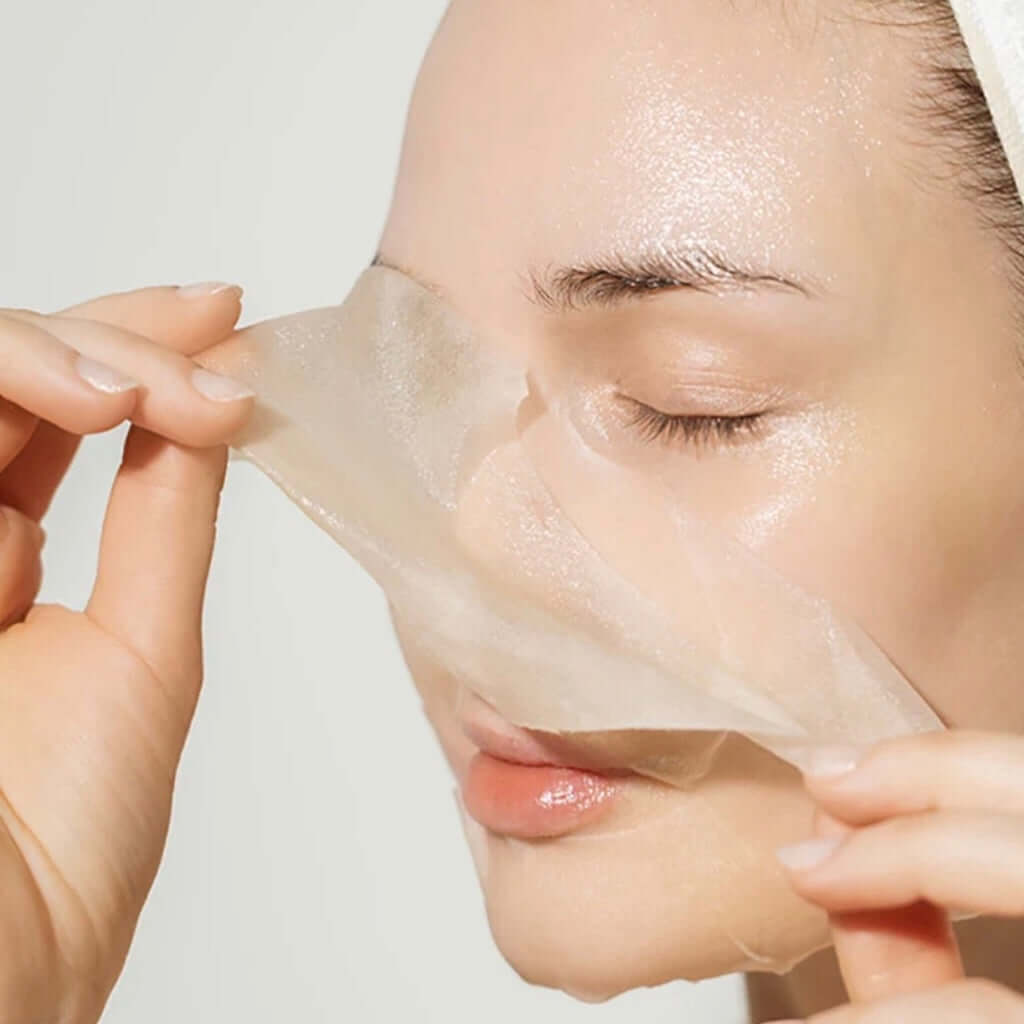 Gros plan sur le tissu en fibres de bambou du masque BEIGIC, généreusement imbibé d'une texture sérum blanche, fluide et intensément hydratante.