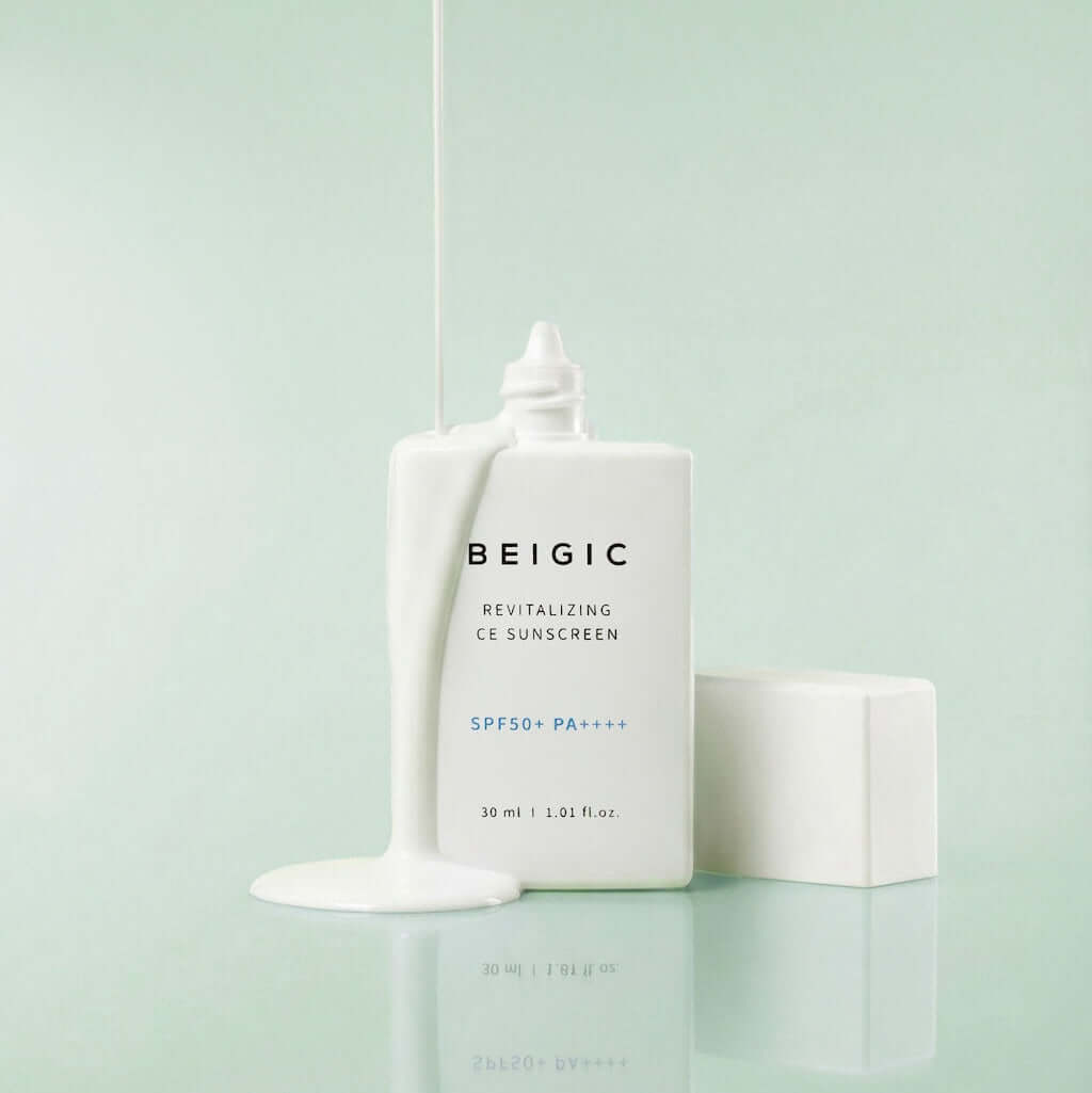 Frasco branco minimalista e elegante de 50ml do Revitalizing CE Sunscreen da BEIGIC, um protetor solar facial anti-envelhecimento vegan SPF 50+.