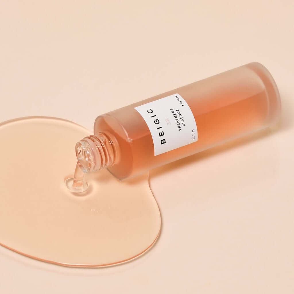Plan macro montrant la texture liquide, limpide et désaltérante de l'essence BEIGIC s'écoulant délicatement, révélant sa légèreté.