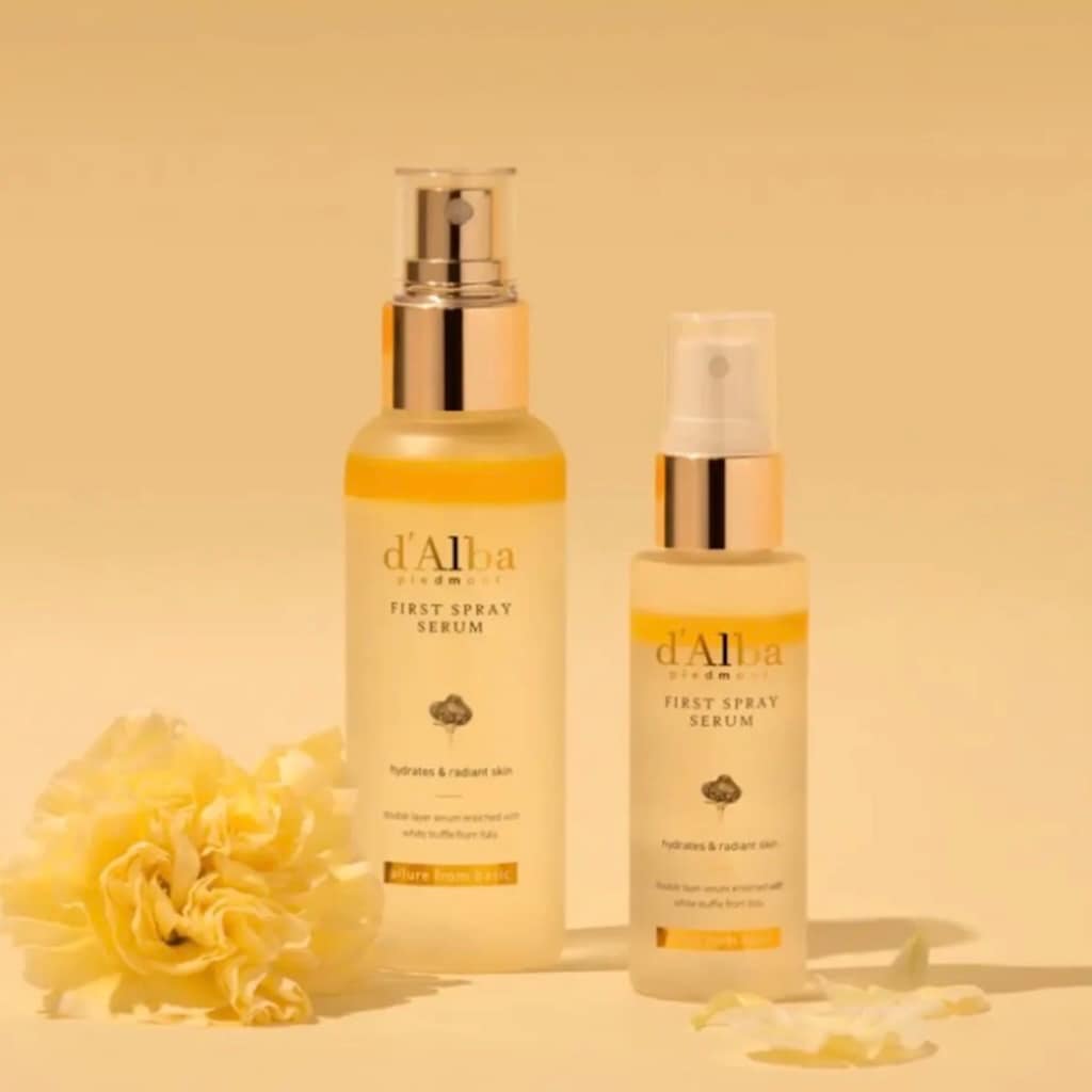 Texture homogène et dorée du spray sérum coréen d'Alba après avoir secoué le flacon pour mélanger les huiles et l'eau.