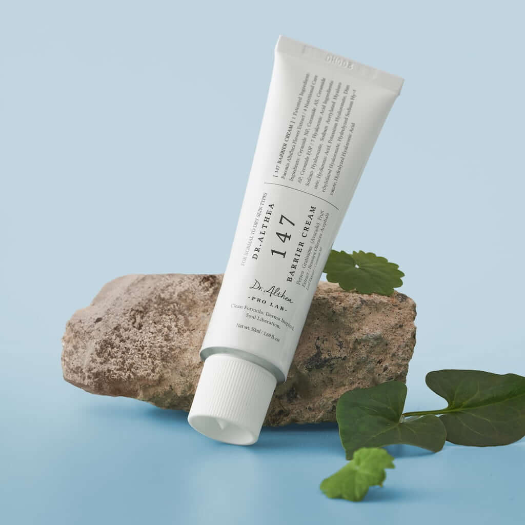 Tubetto da 50ml della 147 Barrier Cream di Dr. Althea, una crema idratante protettiva ricca di ceramidi e acido ialuronico per pelli secche e sensibili.