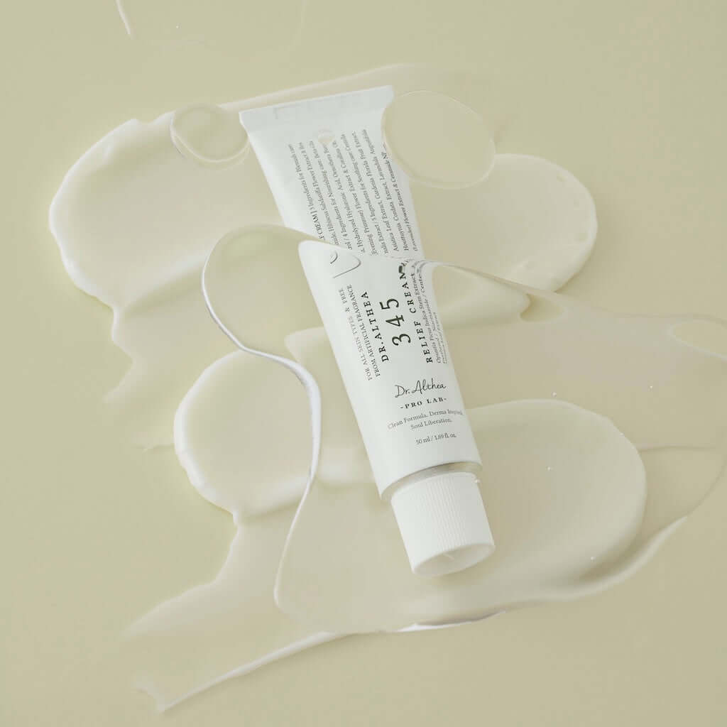 Zoom sur la texture crème-gel légère et fondante de la 345 Relief Cream. Elle pénètre instantanément sans fini gras pour infuser la peau d'actifs apaisants et reconstruire le film protecteur.