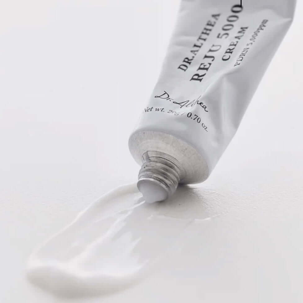 Zoom sur la texture onctueuse de la crème régénérante Reju 5000. Elle glisse sur la peau pour offrir un confort immédiat et une réparation ciblée.