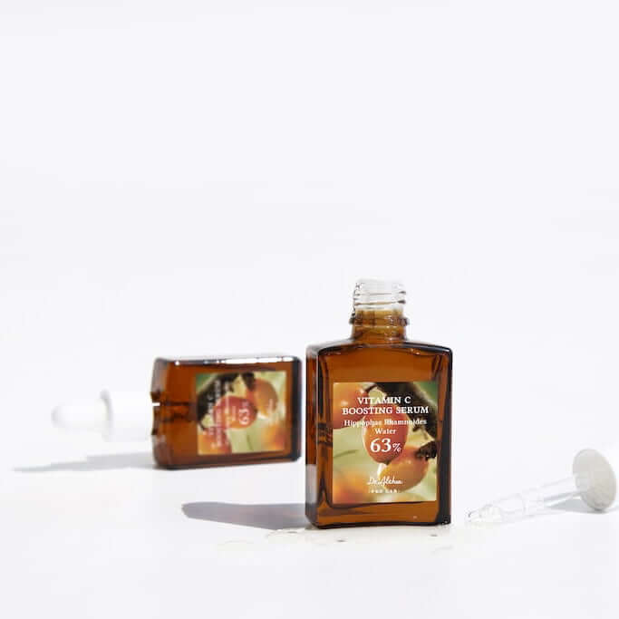 Flacone da 30ml del Vitamin C Boosting Serum di Dr. Althea, un siero booster di luminosità concentrato in estratti naturali di frutta per uniformare l'incarnato.