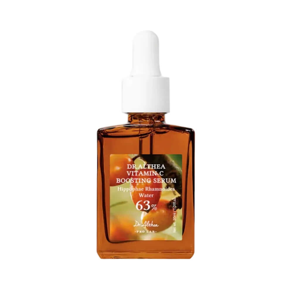 Flacone da 30ml del Vitamin C Boosting Serum di Dr. Althea, un siero booster di luminosità concentrato in estratti naturali di frutta per uniformare l'incarnato.