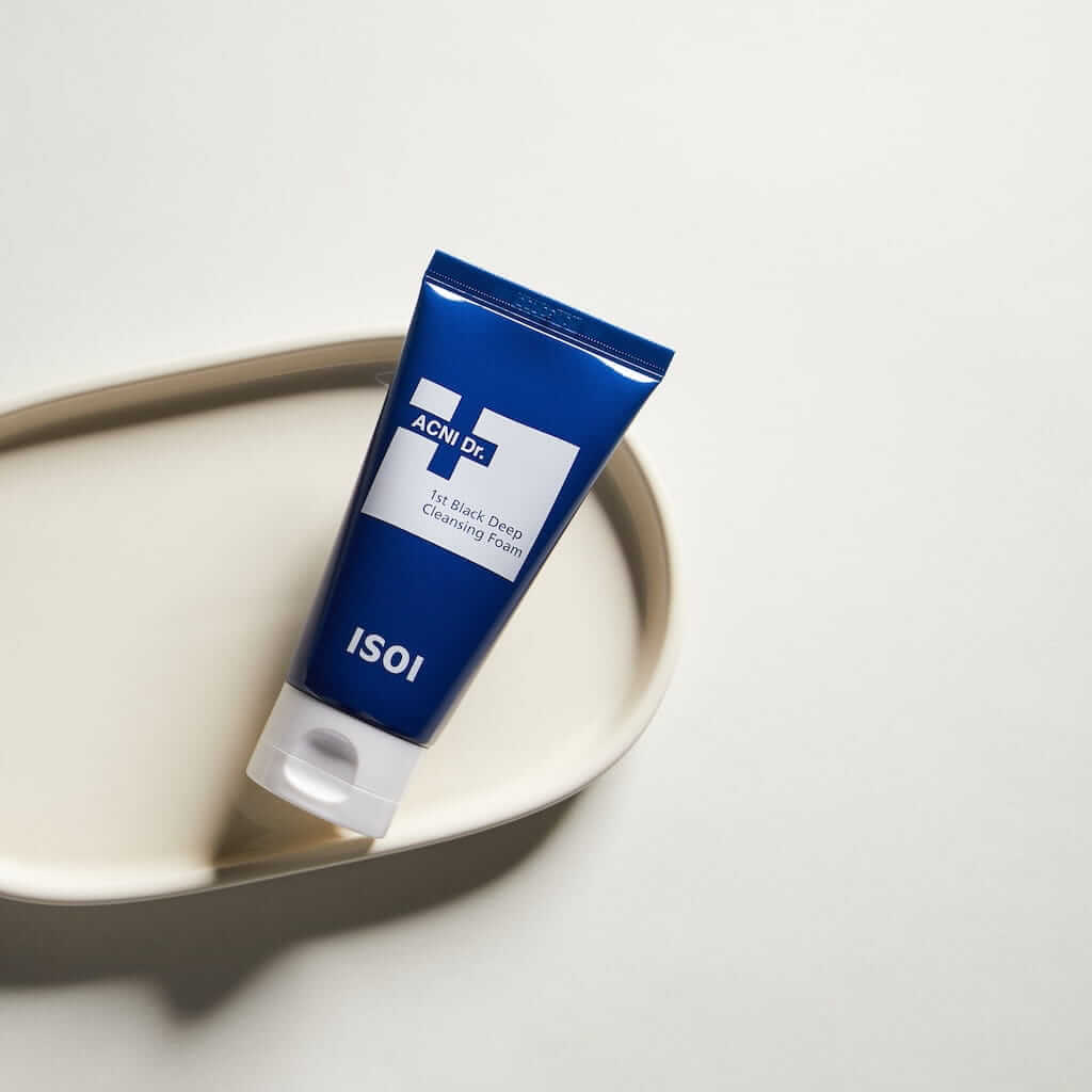 Tube de 75ml de la mousse nettoyante ISOI ACNI Dr. 1st Black Deep Cleansing Foam, un soin détoxifiant au charbon pour peaux mixtes à grasses.