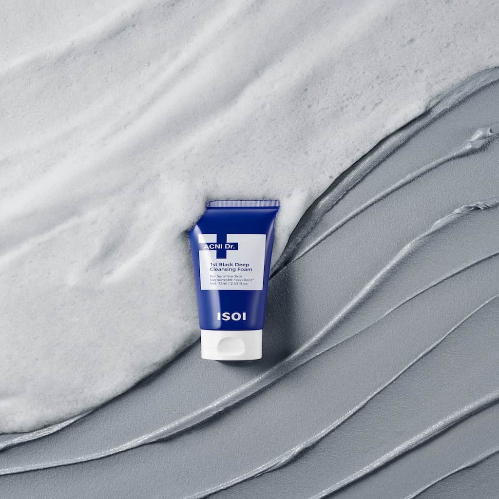 Close-up of the gray and creamy texture of the ISOI charcoal and kaolin cleanser. A dense foam that unclogs pores and removes blackheads.