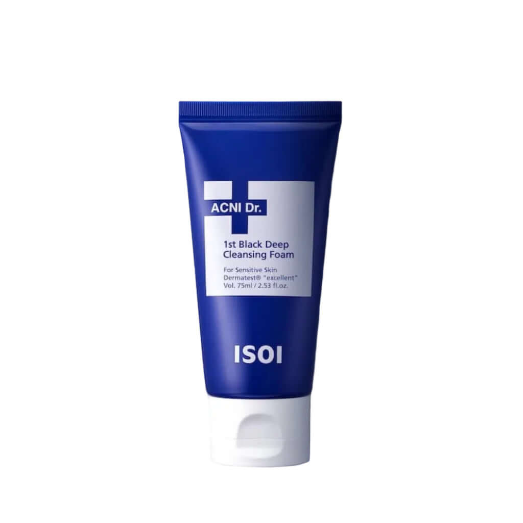 Tube de 75ml de la mousse nettoyante ISOI ACNI Dr. 1st Black Deep Cleansing Foam, un soin détoxifiant au charbon pour peaux mixtes à grasses.