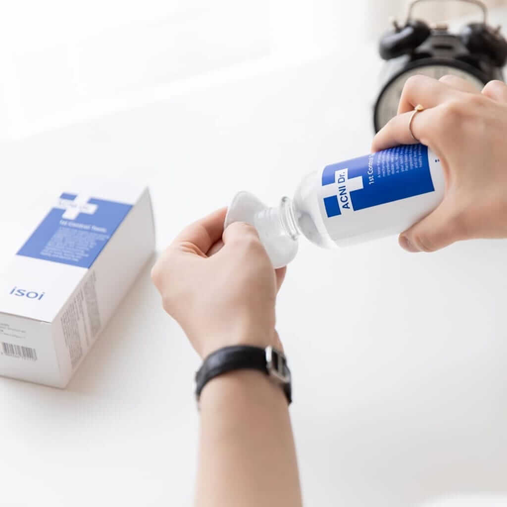Staging of the ISOI ACNI Dr. tonic with a cotton pad, illustrating its use as a targeted mask to intensely soothe inflamed areas and blemishes.
