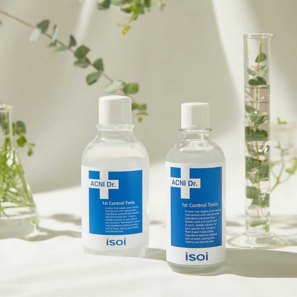 Photo highlighting the rich plant extract composition of the ISOI Control Tonic, including Tea Tree and Damask Rose, for effective anti-inflammatory and restorative action.