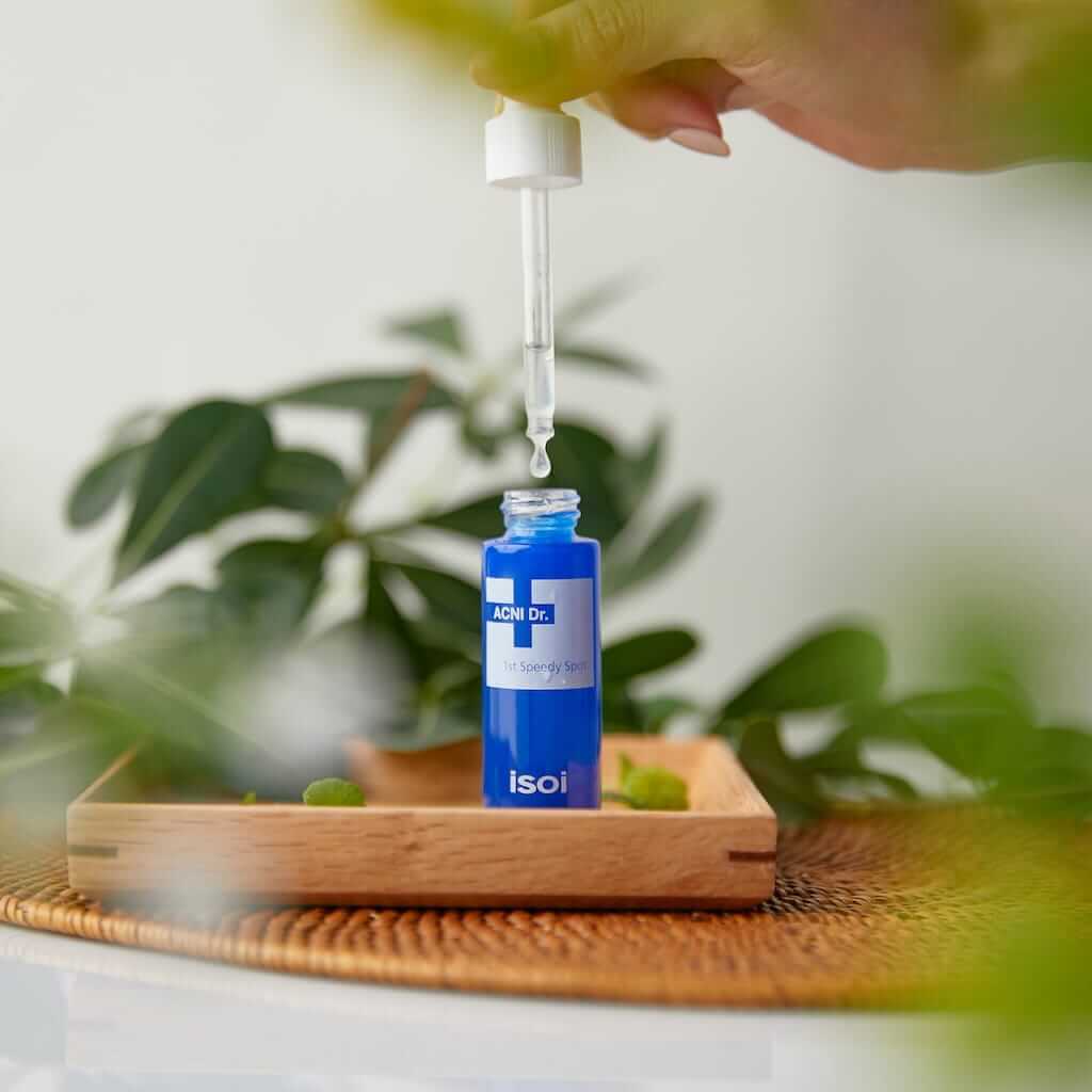 Flacon compte-gouttes de 14ml de l'ISOI ACNI Dr. 1st Speedy Spot, un soin ciblé contre l'acné à base de Rose de Damas et de Tea Tree pour réduire rapidement les imperfections.