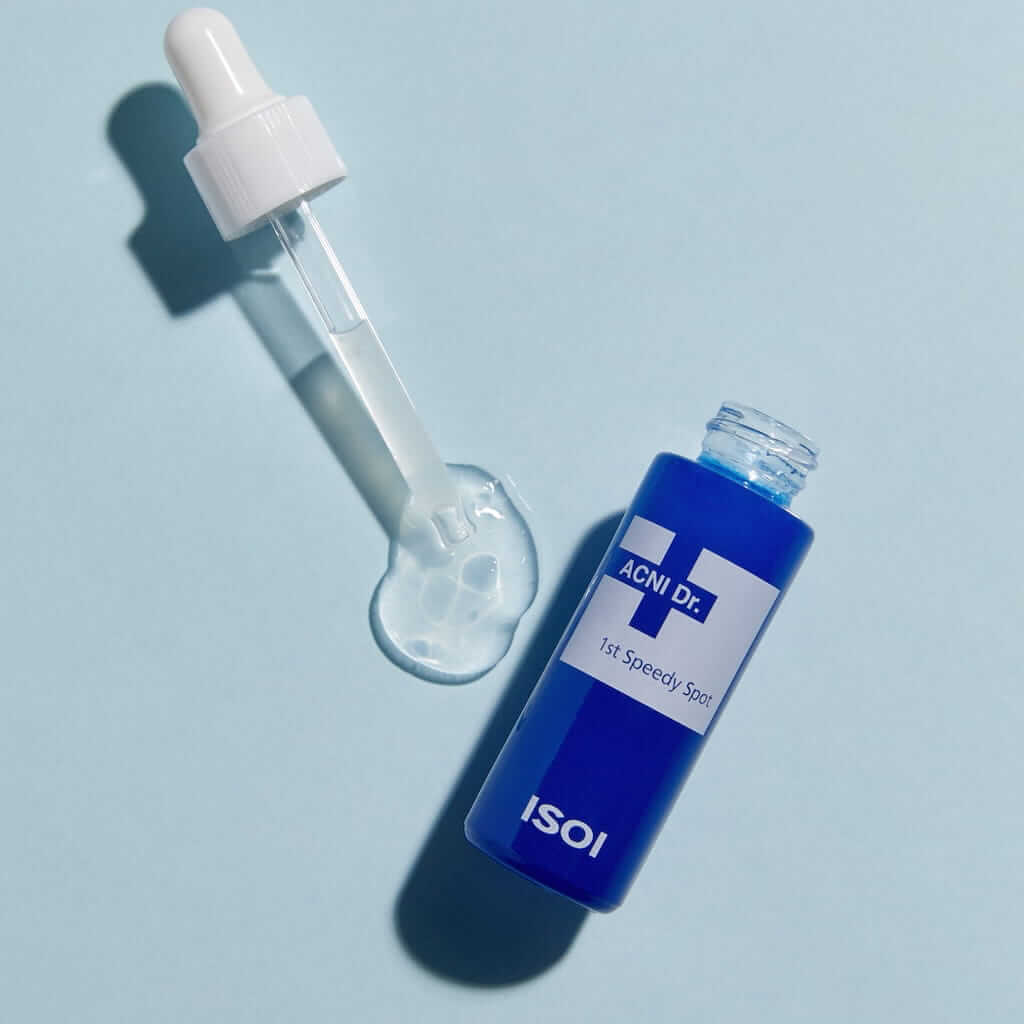 Close-up of the fluid and transparent texture of ISOI ACNI Dr. Speedy Spot at the tip of the dropper. A lightweight, non-sticky formula designed for fast absorption directly on the blemish.