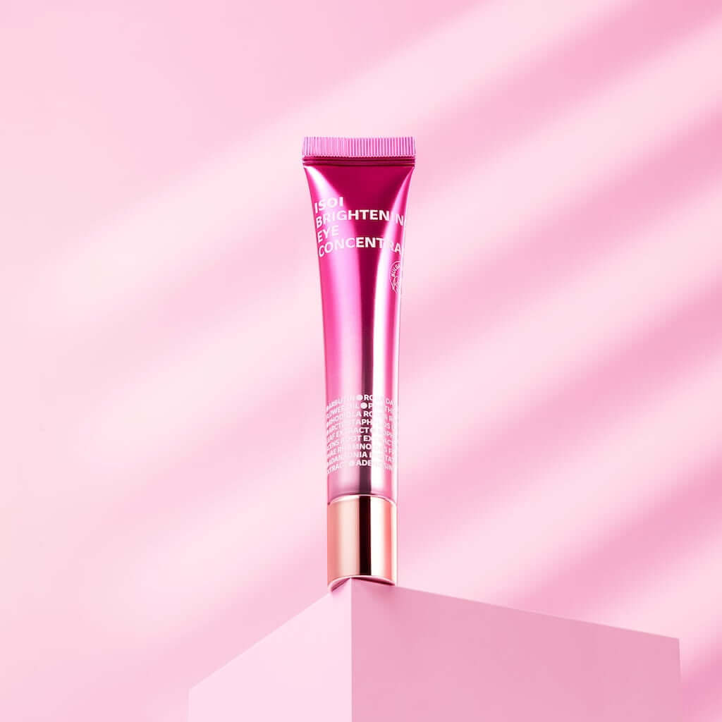 Tube de 17ml du Brightening Eye Concentrate d'ISOI, un soin concentré pour le contour des yeux à la Rose de Bulgarie pour éclaircir les cernes et lisser les rides.