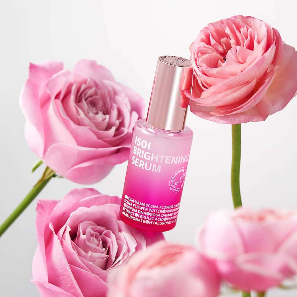 Flacon pompe de 35ml du Brightening Serum ISOI (Bulgarian Rose Blemish Care Up), le sérum miracle n°1 en Corée pour corriger les taches et les imperfections.