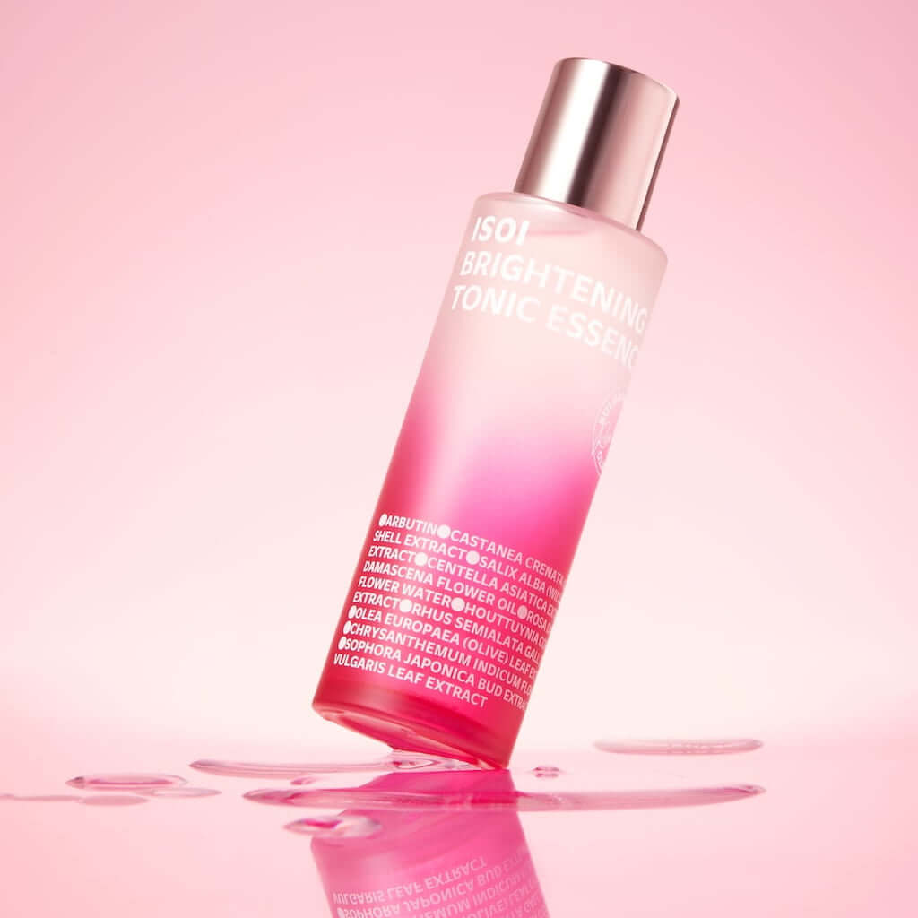 Flacon de 130ml de la Brightening Tonic Essence d'ISOI, une lotion tonique clarifiante et hydratante enrichie en huile de Rose de Bulgarie précieuse.