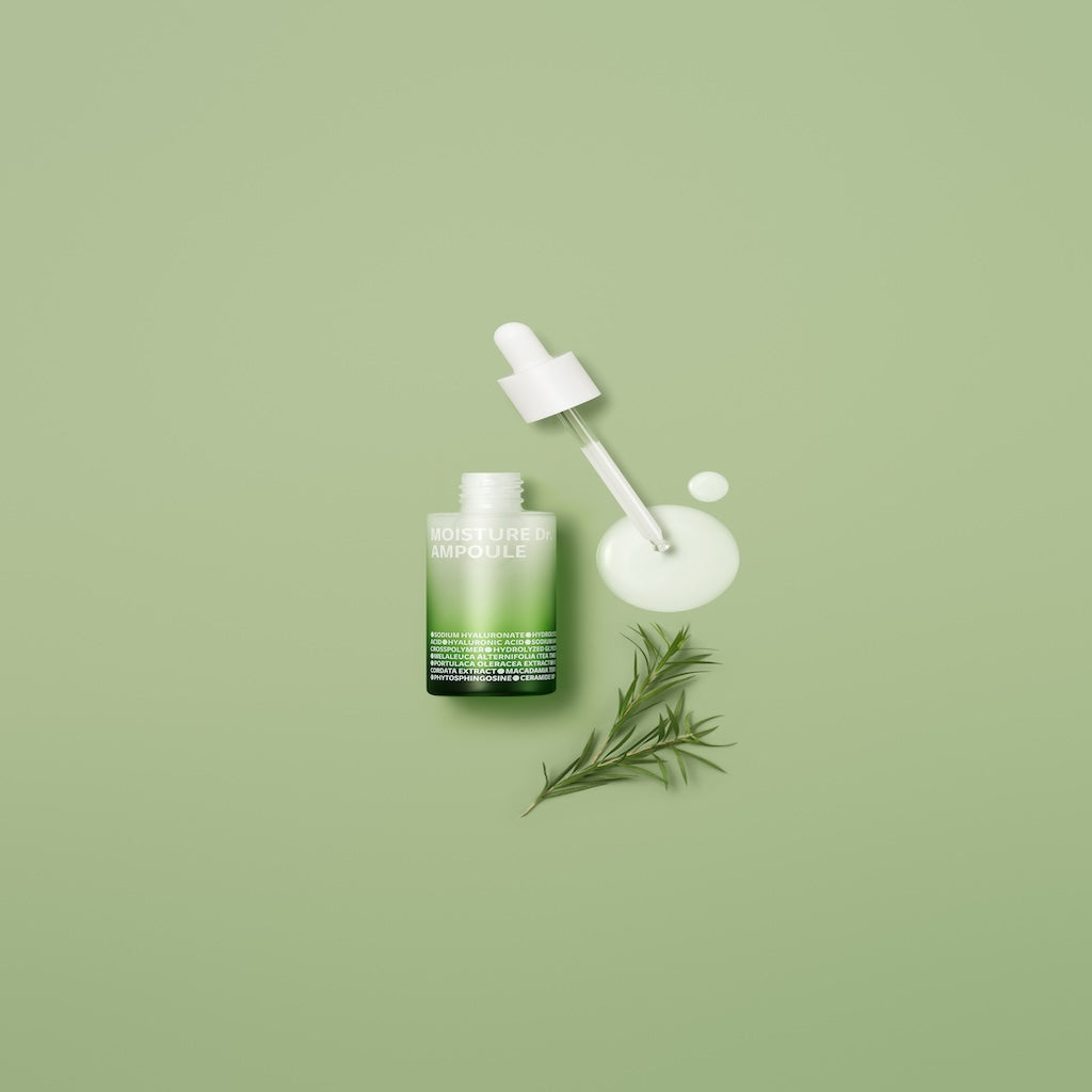 Sérum réparateur ISOI Moisture Dr. Ampoule enrichi en céramides de tea tree et acide hyaluronique, conçu pour renforcer la barrière cutanée et apaiser instantanément les irritations des peaux sensibles.