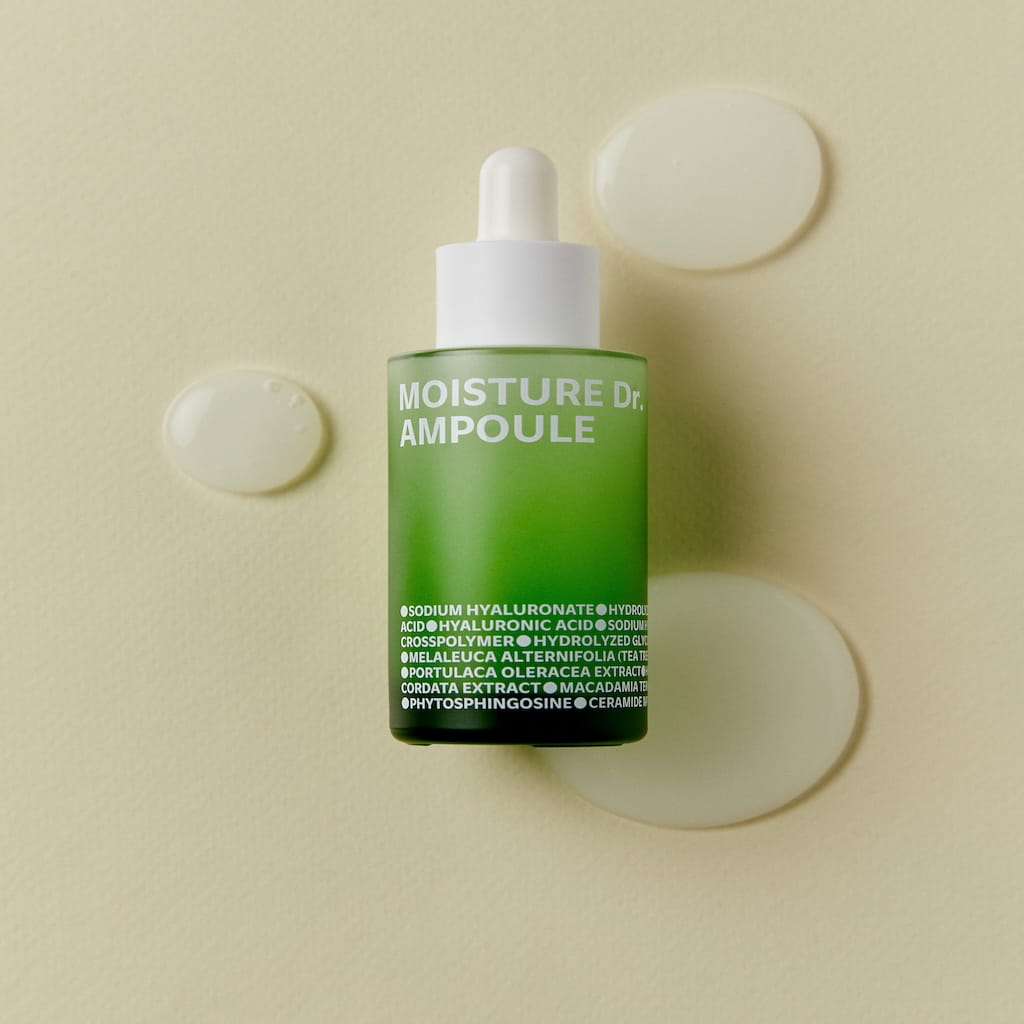 Close-up on the fluid and transparent texture of the ISOI Moisture Dr. Ampoule. A lightweight serum that absorbs instantly without leaving a greasy film.