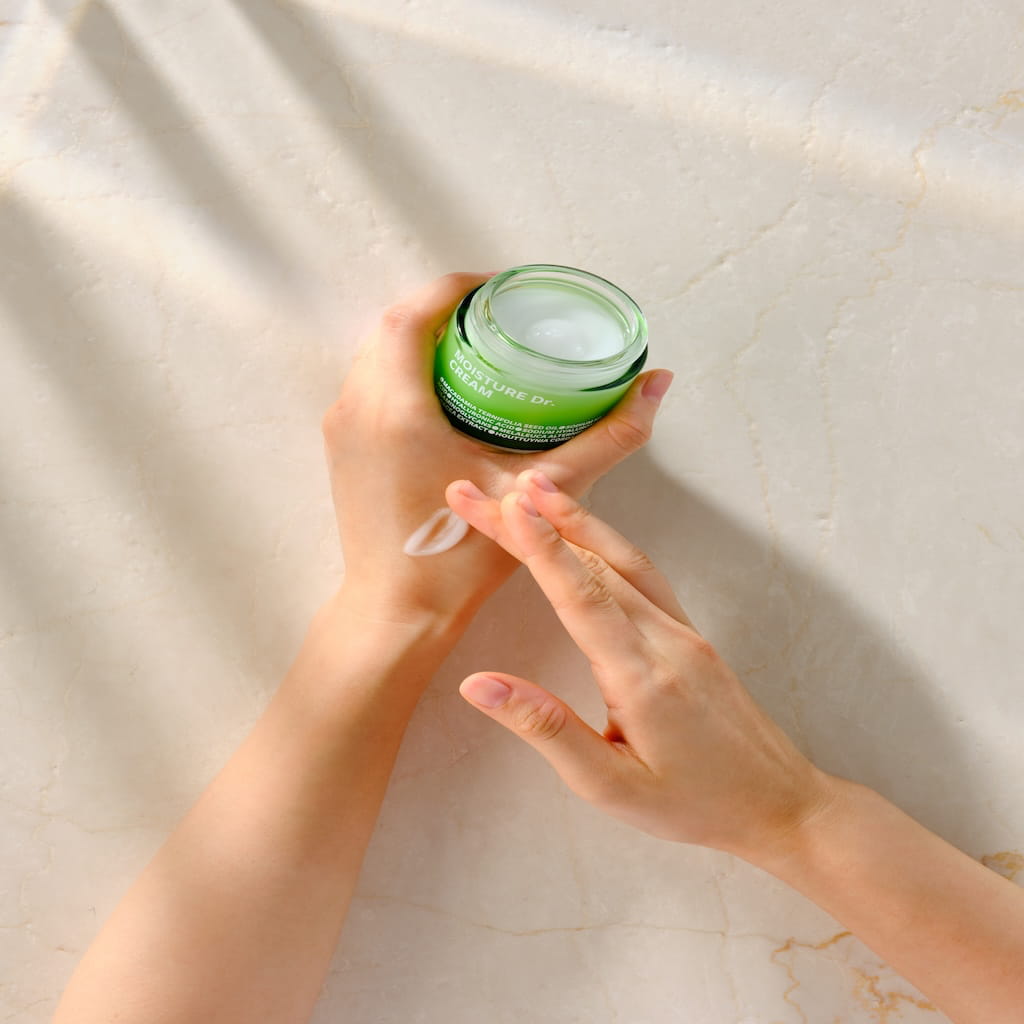 Zoom sur la texture onctueuse et non grasse de la crème Moisture Dr Cream ISOI, offrant un fini velouté et une peau repulpée immédiatement.