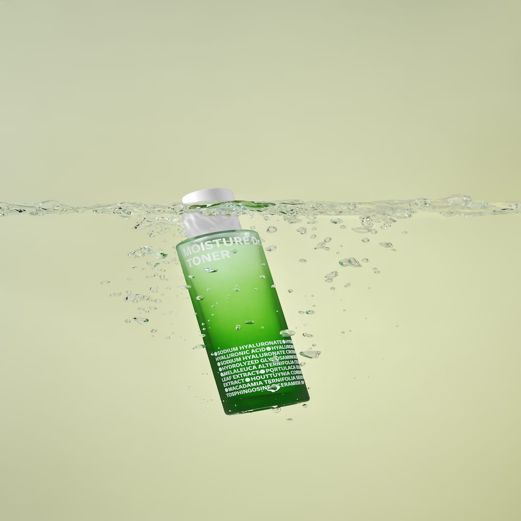 Zoom sulla texture liquida e rinfrescante del tonico ISOI Moisture Dr. Toner. Una formula ipoallergenica con estratti di Tea Tree e Portulaca per calmare le rossori immediatamente dopo la detersione.