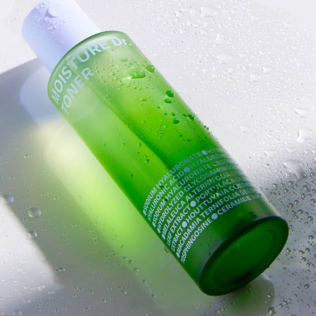 Routine di cura coreana con Moisture Dr. Toner di ISOI. La sua formula con Pantenolo e ceramidi di Tea Tree ripara la barriera cutanea e ripristina la morbidezza della pelle.