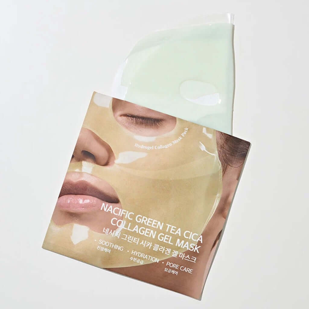 Gros plan sur la texture hydrogel translucide de NACIFIC laissant apparaître de véritables éclats de feuilles de thé vert.