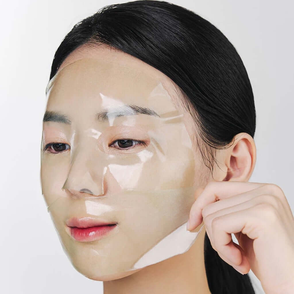 Masque en gel NACIFIC appliqué sur le visage, épousant parfaitement la peau pour diffuser ses actifs apaisants.