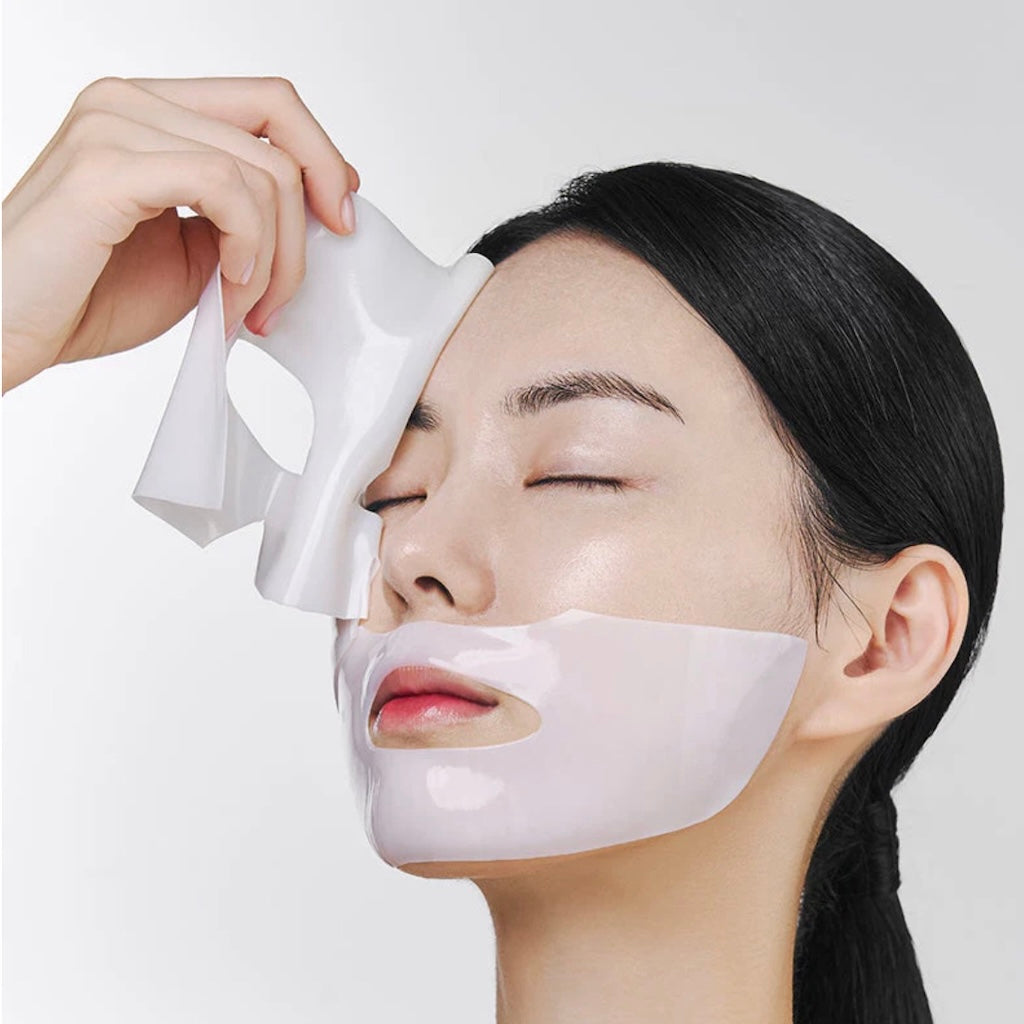 Masque hydrogel NACIFIC au riz appliqué sur le visage, montrant sa parfaite adhérence.