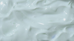 Texture gel-crème de Benton - Air Fit UV Defense Sun Cream, une crème solaire haute protection, aux qualités hydratante et apaisante à la Centella Asiatica CICA.