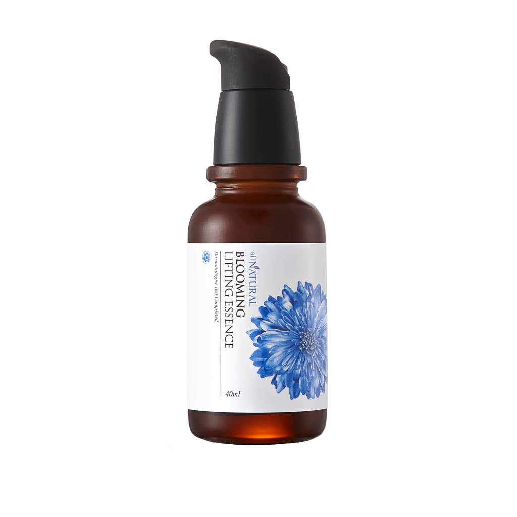 Blooming Lifting Essence de la marque cosmétique coréenne ALL NATURAL, Essence régénérant visage à la fleur de bleuet, soin boostant anti-âge pour votre peau, la renforçant contre le stress oxydatif, stimulant son renouvellement cellulaire, l'hydratant en profondeur, et illuminant son teint.