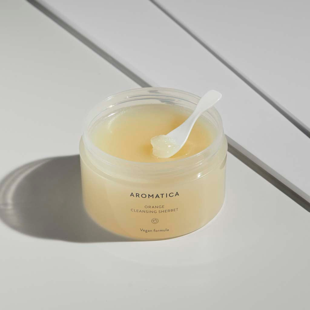 Texture d&#39;Orange Cleansing Sherbet de la marque coréenne AROMATICA, baume nettoyant à base d&#39;huiles végétales avec sa &quot;texture sorbet&quot; qui se fond en huile au contact de la peau.