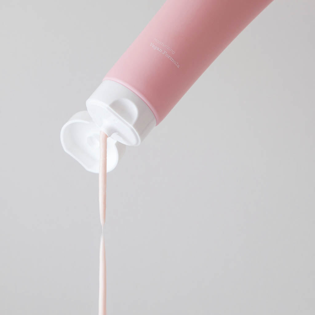 Reviving Rose Infusion Cream Cleanser de la marque cosmétique coréenne AROMATICA, crème nettoyante à base d'eau de rose de Damas réputée pour ses vertus tonifiantes, débarrasse les pores et la peau des impuretés sans provoquer ni irritations, ni sensations inconfortables.