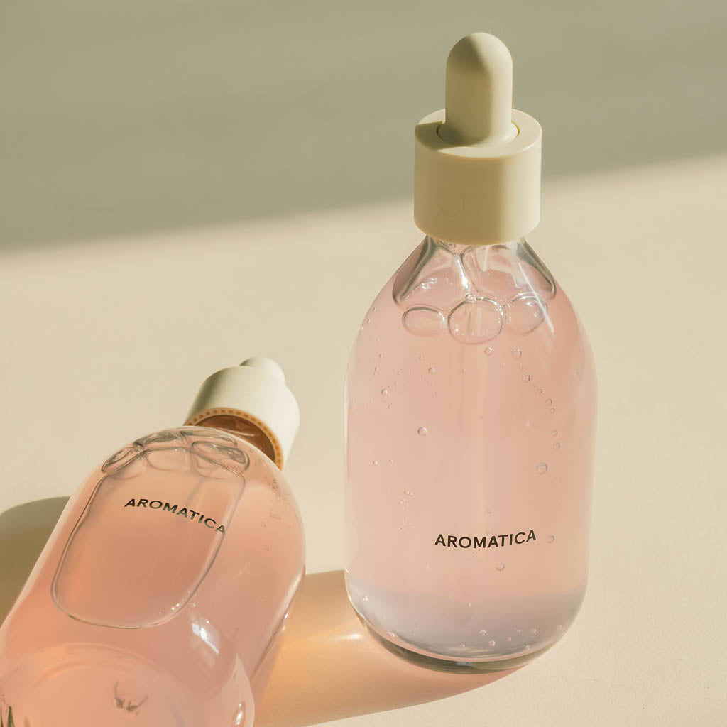 Reviving Rose Infusion Serum de la marque cosmétique coréenne AROMATICA, soin sérum aux eau et huile de Rose de Damas, un concentré d&#39;ingrédients et d&#39;actifs naturels pour une peau hydratée, nourrie et au teint lumineux.