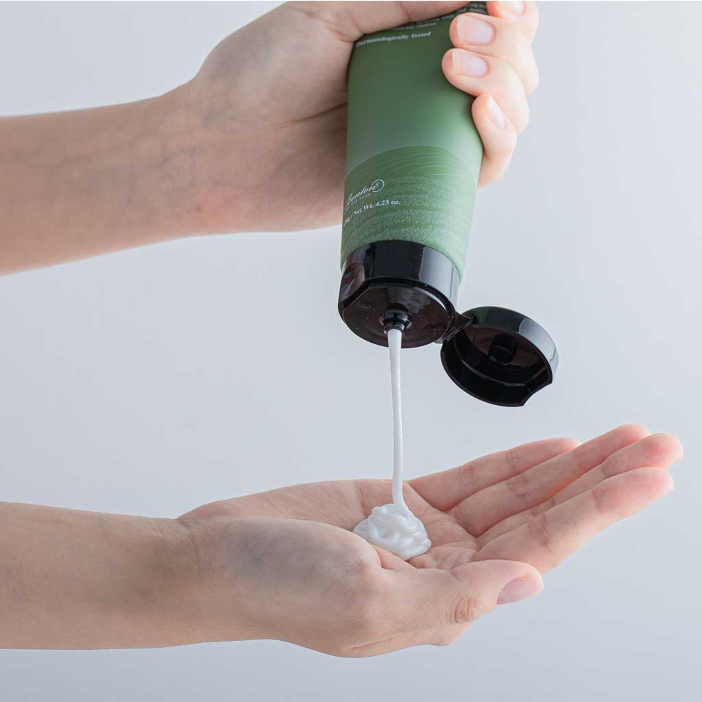 Deep Green Tea Cleansing Foam de la marque cosmétique coréenne BENTON, mousse nettoyante efficace et rafraichissante, apaisant et respectant l'épiderme.