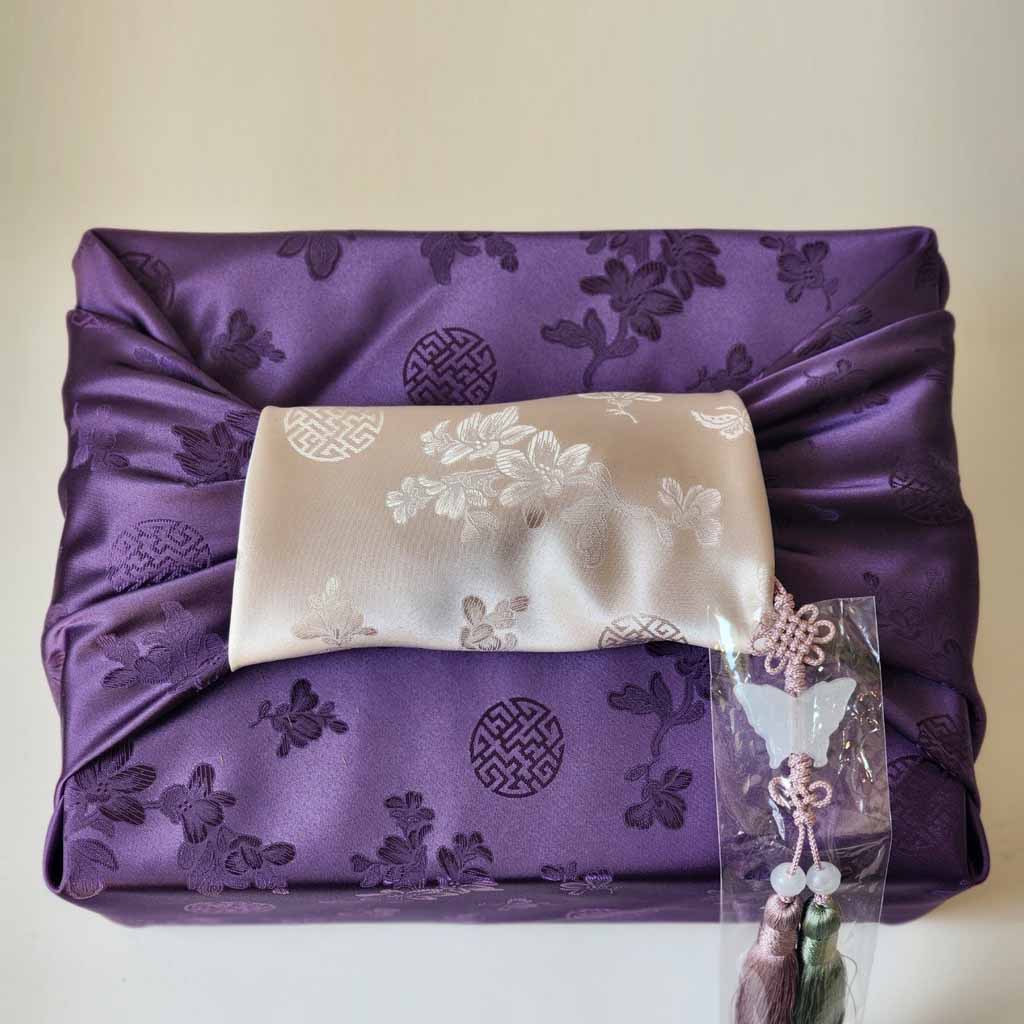 Emballage cadeau traditionnel Bojagi violet avec noeud de type anse