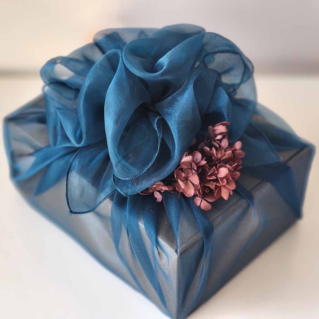 Emballage cadeau traditionnel Bojagi bleu avec noeud fleural