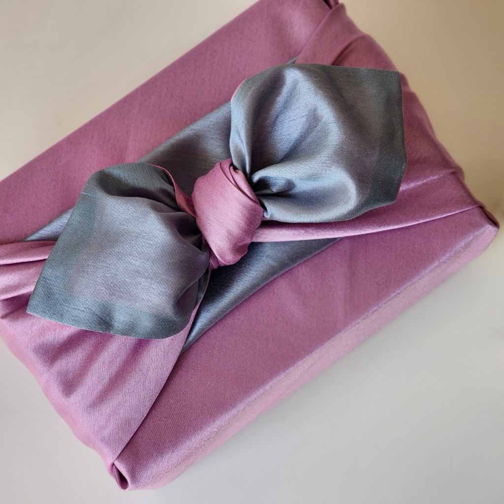 Emballage cadeau traditionnel Bojagi rose avec noeud papillon