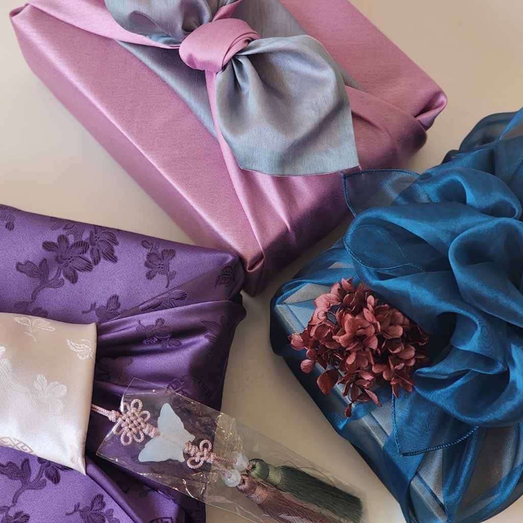 3 Emballages cadeau traditionnels Bojagi avec différents pliages et noeuds