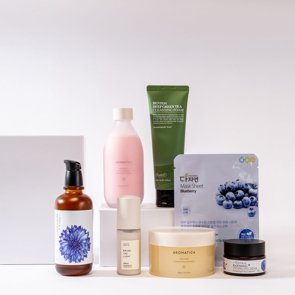 Coffret MY-KARE de 7 cosmétiques coréens pour peau normale : All Natural, Blooming Lifting Emulsion - All Natural, Mask Sheet Blueberry - Aromatica, Reviving Rose Infusion Treatment Toner - Aromatica, Orange Cleansing Sherbet - Benton, Deep Green Tea Cleansing Foam - Sioris, Bring The Light Serum