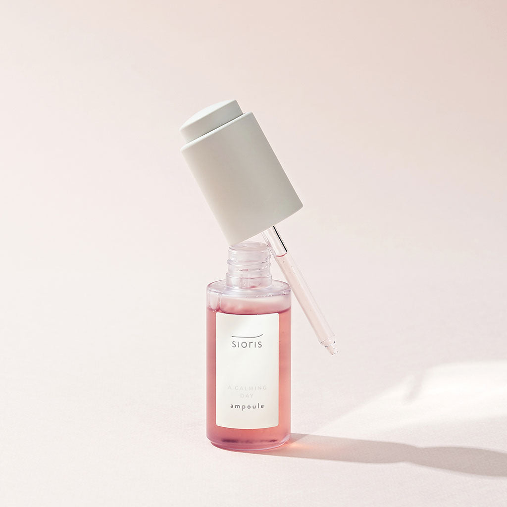 Avec son flacon à la fois sobre et élégant, les extraits du fruit Omija donnent au sérum A Calming Day Ampoule de SIORIS une couleur rosée qu’on adore !